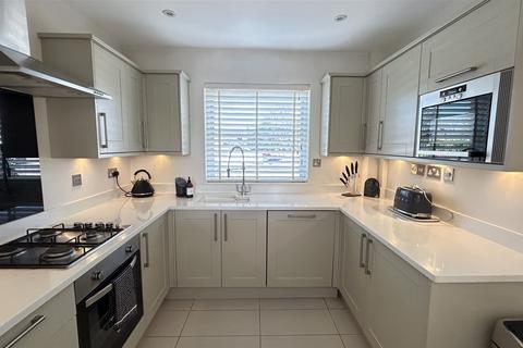 3 bedroom maisonette for sale, High Street, Cranleigh, Surrey