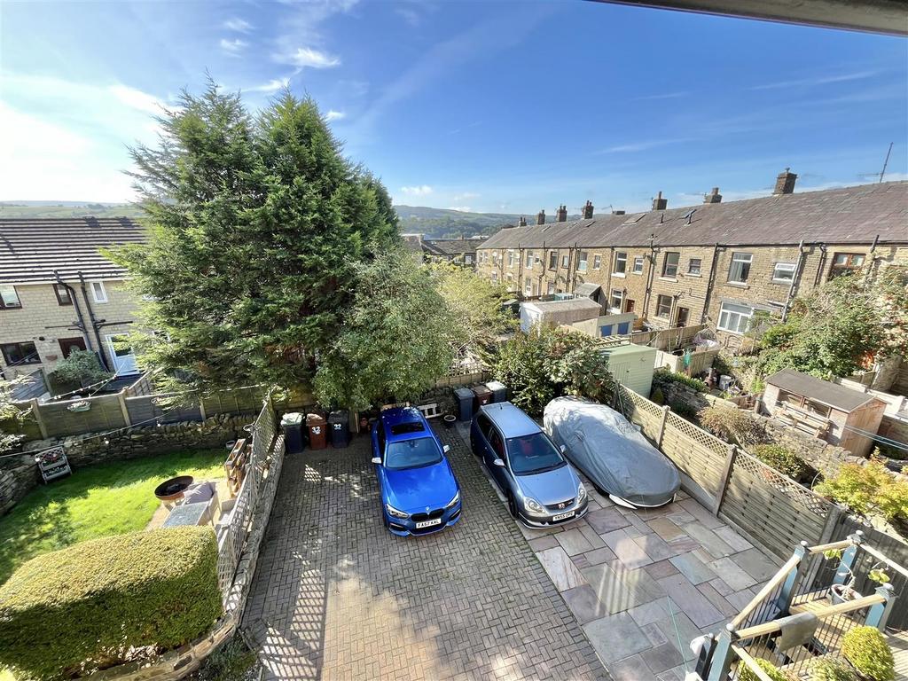 Walled Frontage & Parking