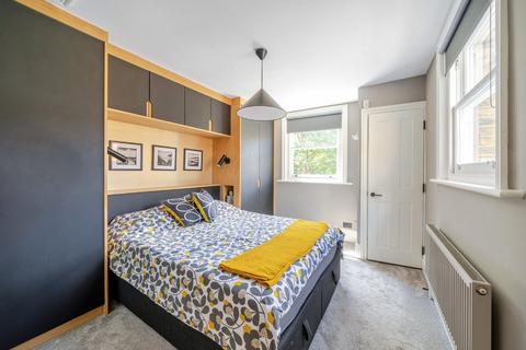 3 bedroom flat for sale, Ferme Park Road, London, N8