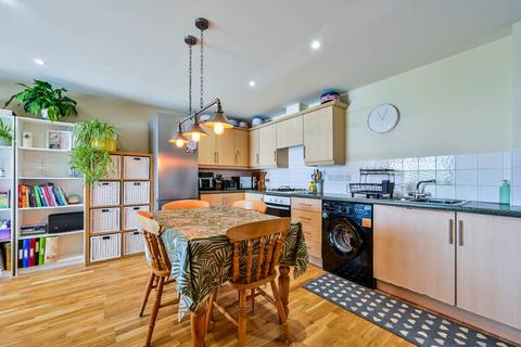 2 bedroom flat for sale, Aits View, Victoria Avenue, West Molesey, KT8