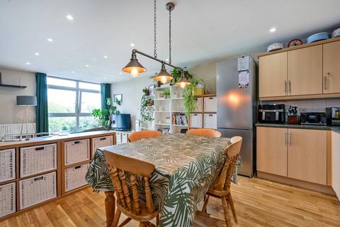 2 bedroom flat for sale, Aits View, Victoria Avenue, West Molesey, KT8
