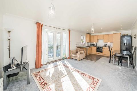 2 bedroom flat for sale, White Lodge Close, Isleworth TW7