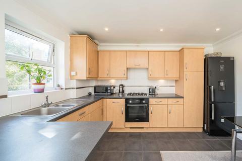 2 bedroom flat for sale, White Lodge Close, Isleworth TW7