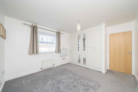 2 bedroom flat for sale, White Lodge Close, Isleworth TW7