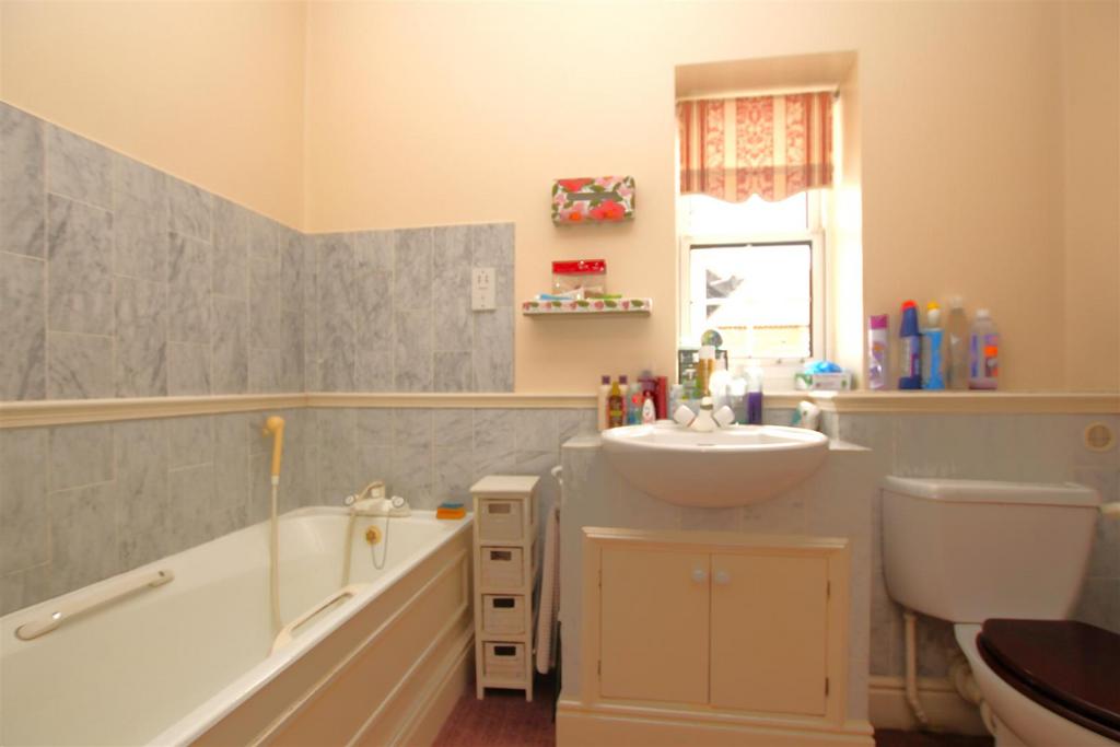 Bathroom.JPG