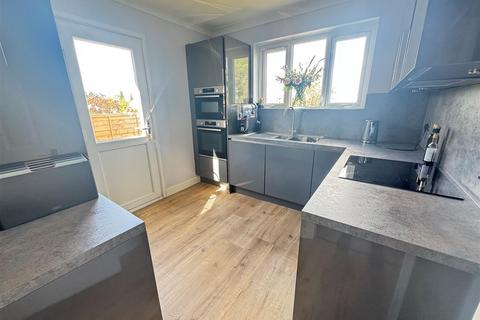 4 bedroom chalet for sale, Mount Close, Rayleigh