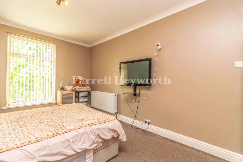 Bedroom 1 image 3