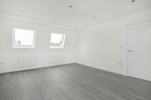2 bedroom flat for sale, Berrymead Gardens, London W3