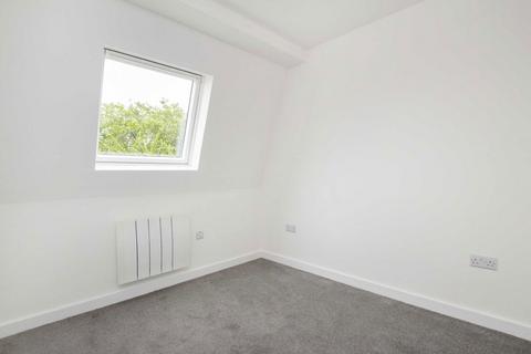 2 bedroom flat for sale, Berrymead Gardens, London W3