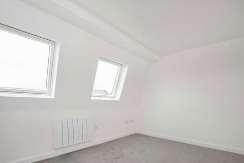 2 bedroom flat for sale, Berrymead Gardens, London W3
