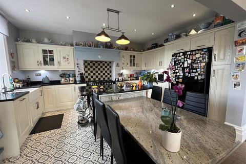 4 bedroom detached house for sale, Green Lane, Bradford BD12