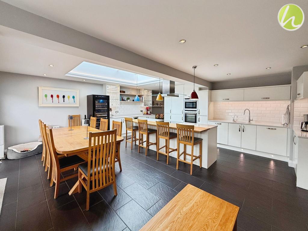Kitchen/ Dining Room