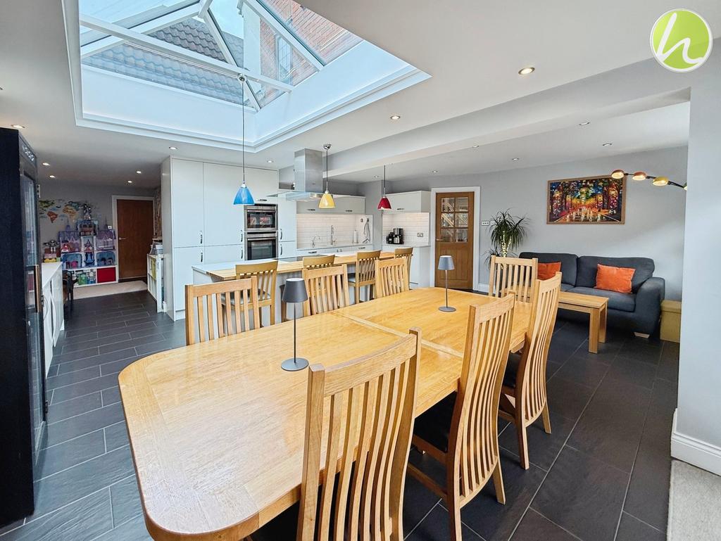Kitchen/ Dining Room