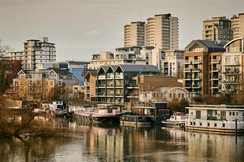 undefined, Kew Bridge Road, Brentford, TW8