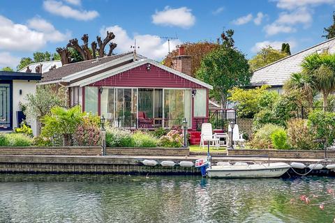 undefined, Pharaohs Island, Shepperton