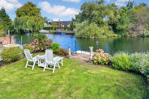 undefined, Pharaohs Island, Shepperton