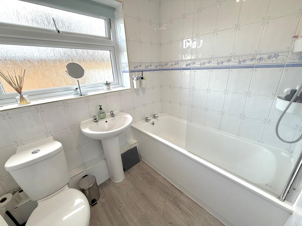 5 Dolphin Court Bathroom