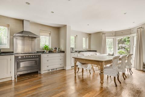 13 Rosenau Crescent, London, SW11 4RY