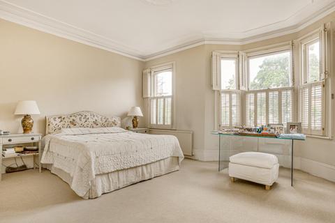 13 Rosenau Crescent, London, SW11 4RY