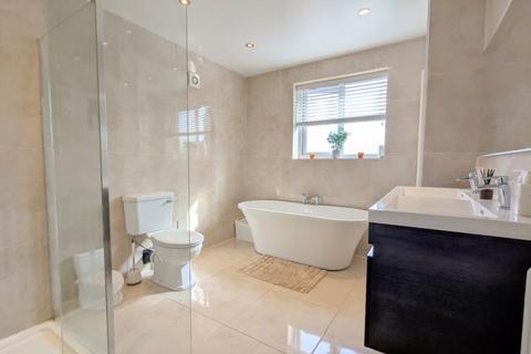 undefined, Golf Open 2026 - Hillsview Road, Ainsdale - Sleeps 6 - extended stay deals (2-3 Weeks)