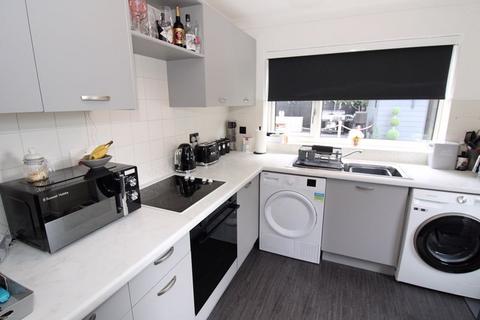 8 High Beeches, Banstead, SM7 1NB