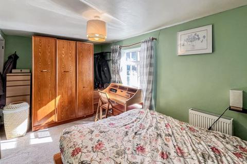 undefined, Queen Street - No Onward Chain