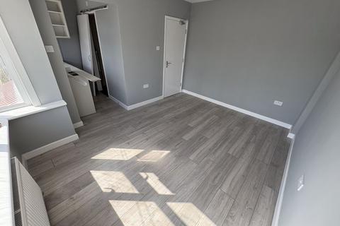 6 bedroom semi-detached house to rent, Whittington Avenue, Hayes, UB4