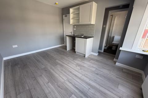 6 bedroom semi-detached house to rent, Whittington Avenue, Hayes, UB4