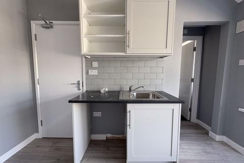 6 bedroom semi-detached house to rent, Whittington Avenue, Hayes, UB4