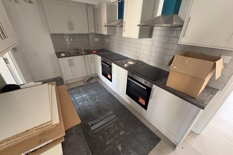 6 bedroom semi-detached house to rent, Whittington Avenue, Hayes, UB4