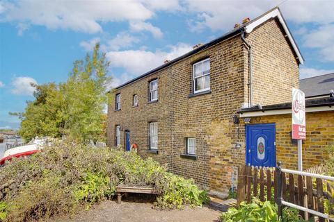 Enfield Lock, Enfield