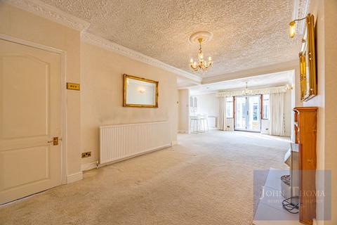 2 bedroom semi-detached bungalow for sale, Caernarvon Drive, Clayhall IG5