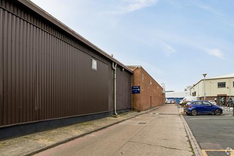 Warehouse to rent, Edgington Way Sidcup DA14 5EF
