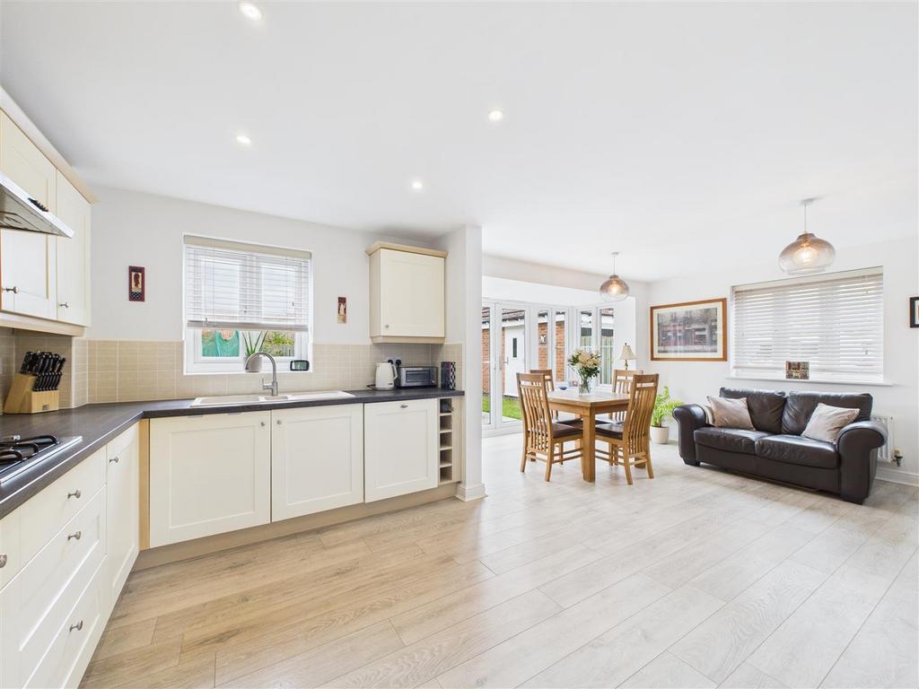 CAM03303 G0-PR0203-STILL005.jpg