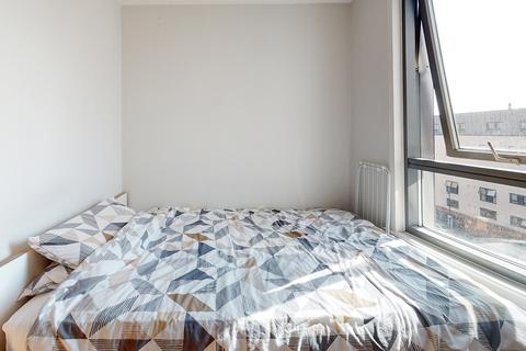 1 bedroom in a flat share to rent, Mile End Road, London E1