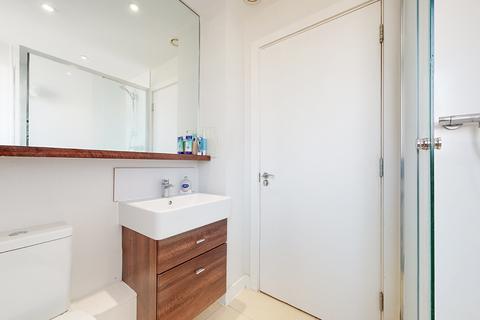 1 bedroom in a flat share to rent, Mile End Road, London E1