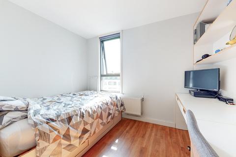 1 bedroom in a flat share to rent, Mile End Road, London E1
