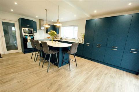 3 bedroom detached bungalow for sale, 28 Bishops Park