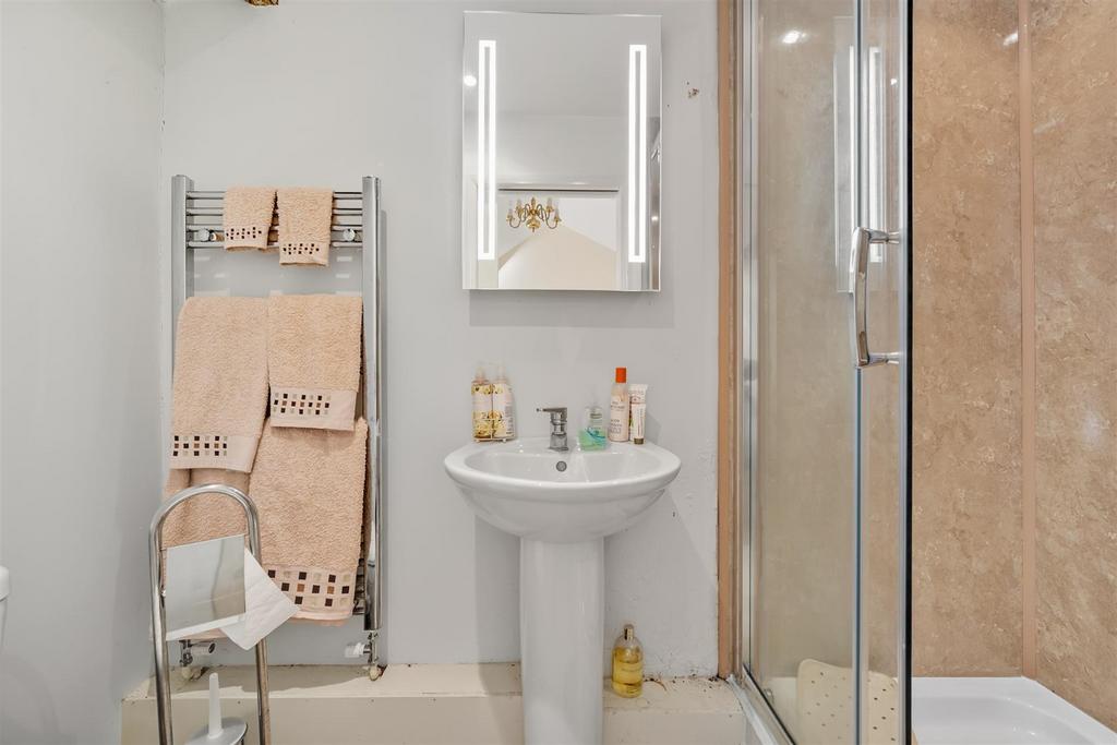 Bedroom Five en-suite.jpg