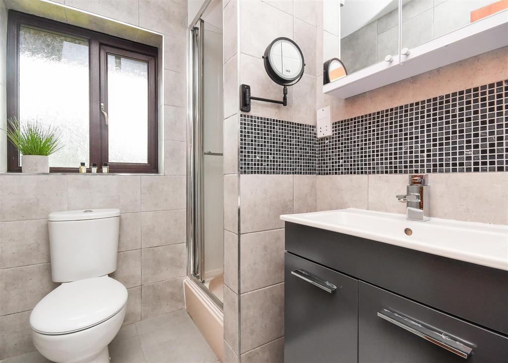 15 Midhurst  Grove - En-Suite.jpg