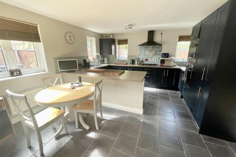 4 bedroom detached house for sale, Stardust Crescent, Swindon