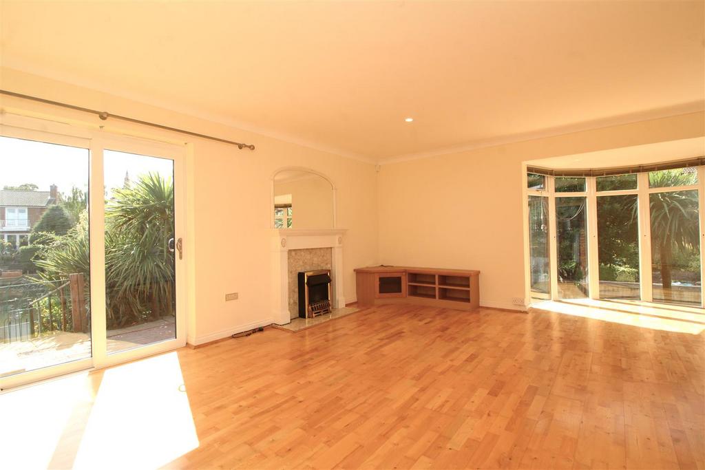 Living room 1.JPG