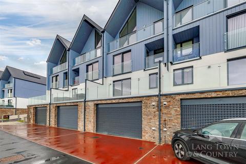 4 bedroom townhouse to rent, Baylys Road, Plymouth PL9