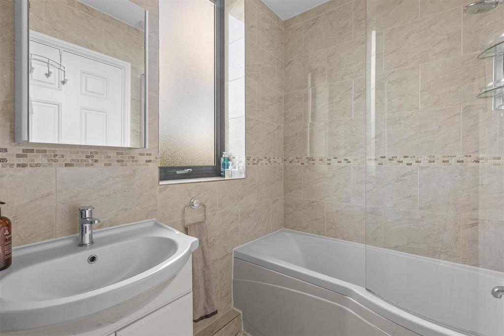 Flat 10, 142, Kingsmead Road, HP11 1 JB-6.jpg