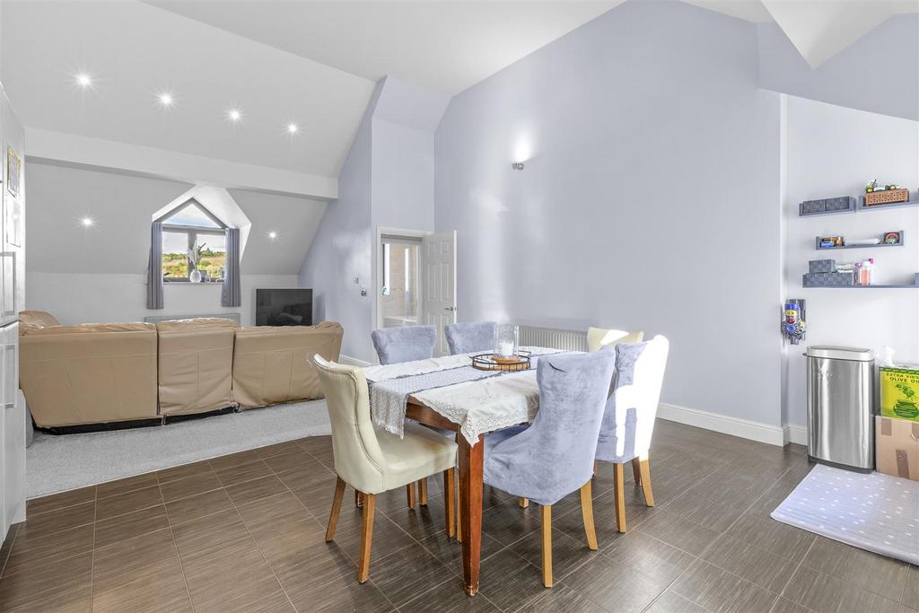 Flat 10, 142, Kingsmead Road, HP11 1 JB-14.jpg
