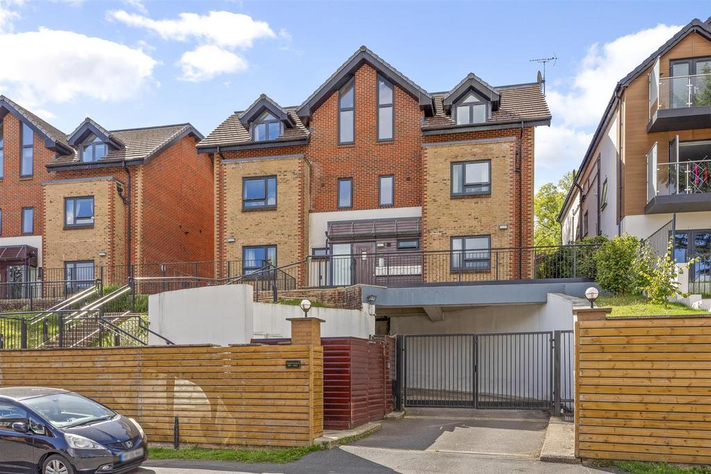 Flat 10, 142, Kingsmead Road, HP11 1 JB-1.jpg