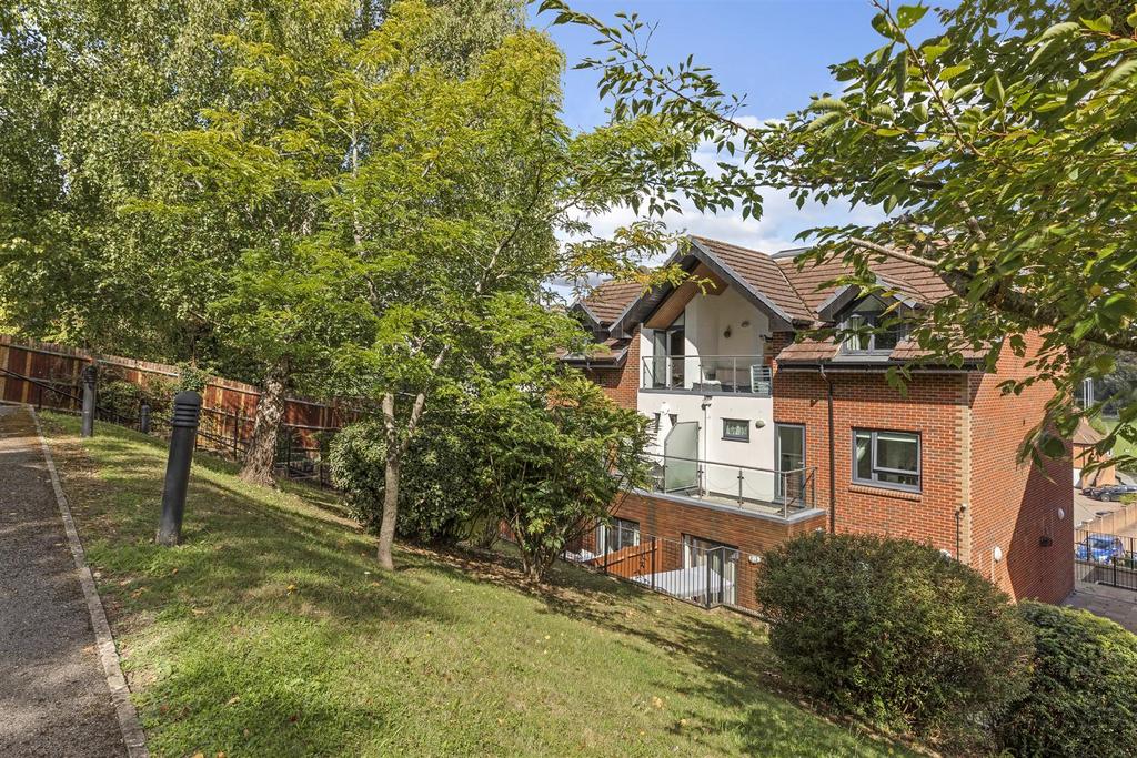 Flat 10, 142, Kingsmead Road, HP11 1 JB-3.jpg