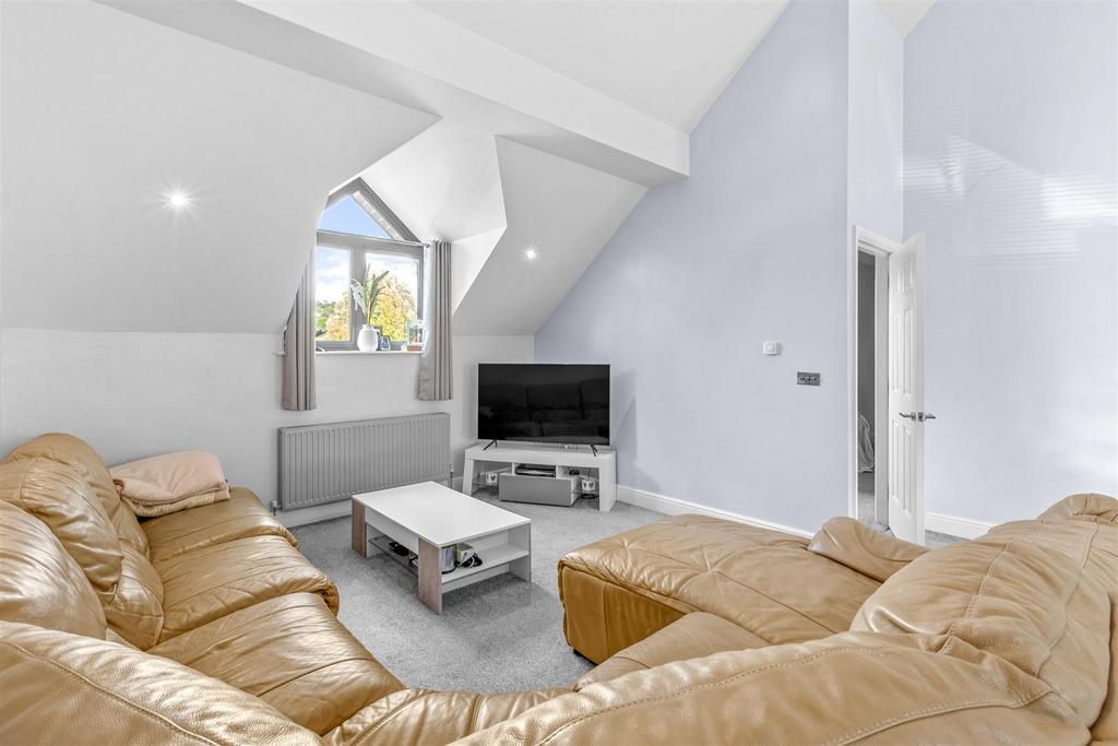 Flat 10, 142, Kingsmead Road, HP11 1 JB-11.jpg