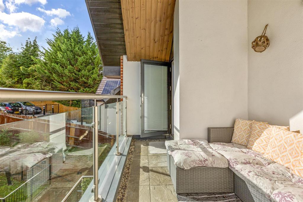 Flat 10, 142, Kingsmead Road, HP11 1 JB-5.jpg
