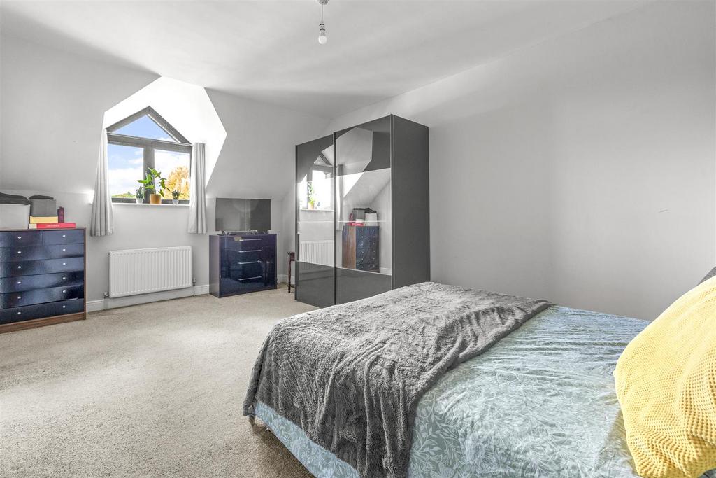 Flat 10, 142, Kingsmead Road, HP11 1 JB-8.jpg